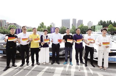私家车主踊跃参加爱心送考 本报记者 马昭 摄