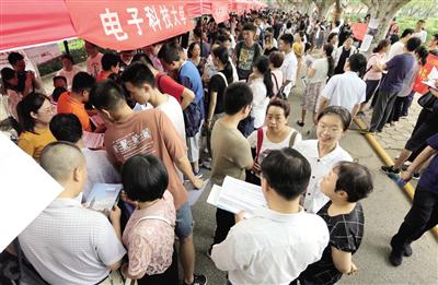 校園開放日現(xiàn)場人頭攢動 本報記者 代澤均 攝
