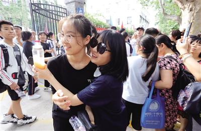 家长激动地抱住走出考场的孩子 本报记者 代泽均摄