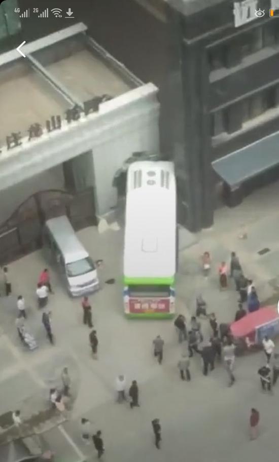 6月24日下午，宝鸡一辆公交车失控撞向赵家庄龙山花园小区大门