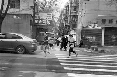市民在街头跑步健身
