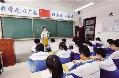 卢老师拄着拐杖给学生上课