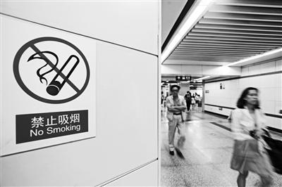 地铁站内禁烟标志醒目 记者 王晓峰摄