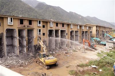 “達(dá)觀天下”項(xiàng)目違建拆除現(xiàn)場(chǎng) 本報(bào)記者 李宗華 攝