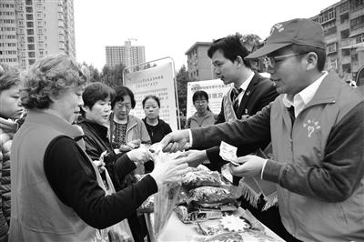 社区居民购买来自贫困村的农副产品