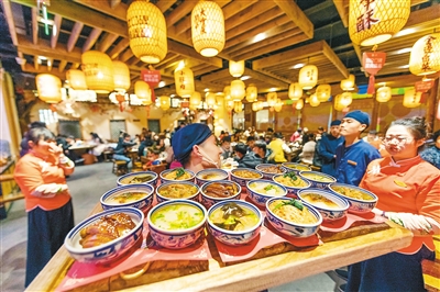 长安江湖宴让食客品尝本地网红美食 记者 窦翊明 摄