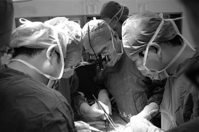 专家实施腹腔六个器官同时移植手术