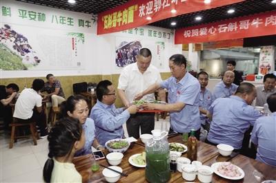 陈平安请的哥吃面 本报记者 李宗华摄