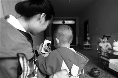 ?孩子還不知道父母再也回不來了 本報(bào)記者 李宗華 攝