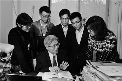 陶文铨指导学生 图片由西安交大提供