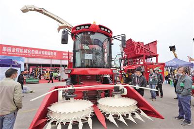 10月24日，杨凌农高会上，渭南市利农牧草机械有限责任公司生产的渭牧王自走式青饲料收获机受到客商关注。