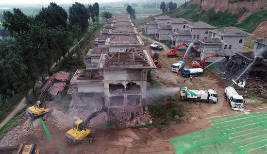 8月14日，大型机械对西安市鄠邑区蒋村镇的违建别墅进行拆除。新华社发