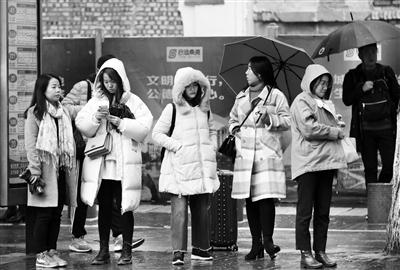 市民穿上厚厚的羽絨服本報(bào)記者 馬昭 攝
