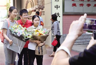 碑林区中铁中学考点外考生和老师合影留念 记者 代泽均 摄