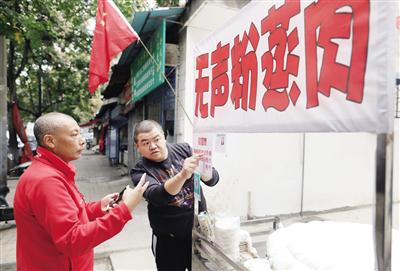 周博的小攤受到市民歡迎 本報(bào)記者 李宗華 攝