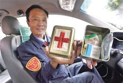 急救包随时都在出租车里放着 本报记者 代泽均 摄