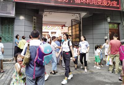 新生报到 本报记者 代泽均 摄