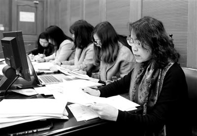 被告方在法庭上答辩 本报记者 李宗华 摄