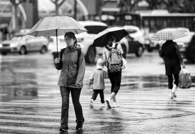 阴雨天气持续 本报记者 王晓峰 摄