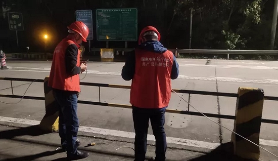 湖南株洲攸县供电公司员工为防疫卡点接通临时电源