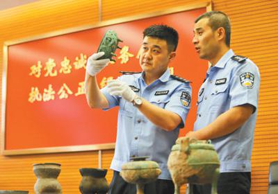 方正(左)和同事在清查追繳的涉案文物。張丹華攝