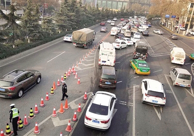 交警在路上放置隔離樁 本報(bào)記者 陳飛波 實(shí)習(xí)生 辛樂怡 攝