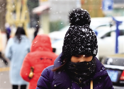 市民头上落的雪 记者 马昭 代泽均 摄