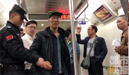 老人地铁上乞讨被地铁巡车员制止,竟张口咬人。