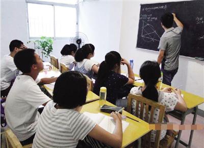 暑假照常上课,便失去了假日的意义。老师辛苦讲学,但学生未必接受。(网络图片)