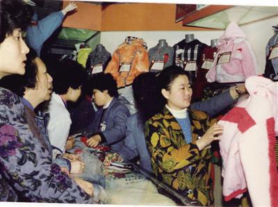 曾经西安市民买衣服要去民生百货。 图片来源：三秦都市报