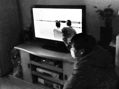 郑阿姨家的电视上不时出现横条纹马赛克