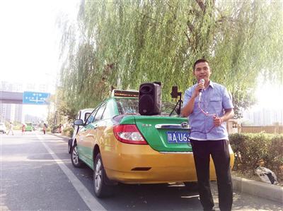 西安的哥侯晋平在加气站附近给出租车司机们免费唱歌 本报记者 宋雨 摄