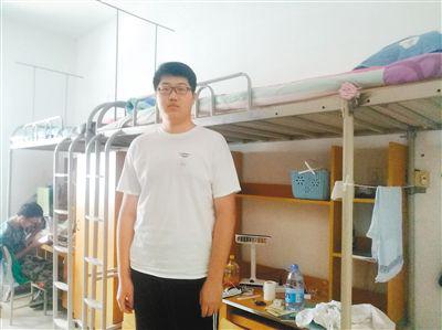 李嘉驥對學(xué)校為他量身打造的床很滿意 記者任娜 實習(xí)生曹亮 攝