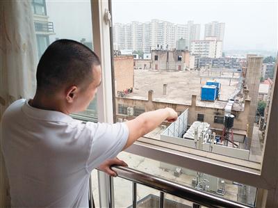 商场楼顶上安装的空调外机机组噪声严重扰民