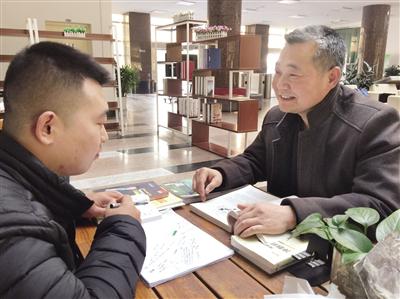 姚俊利和年轻学生一起在图书馆学习。 本报记者 宋雨 摄
