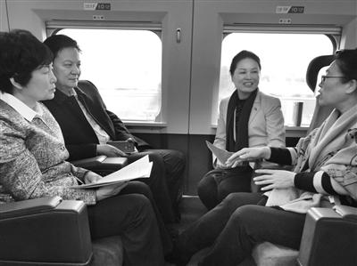 代表們在列車上交流