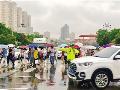 交警雨中疏导交通 通讯员 彭建国 本报记者 陈飞波 摄