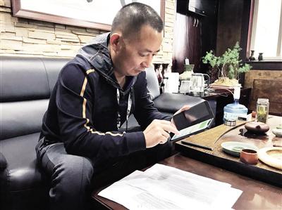 每收到一笔善款,王辉都会认真回复,表达谢意。 本报记者 宋雨 摄