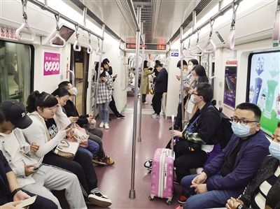 增运力 保秩序 延时间 乘地铁游古城 说走咱就走