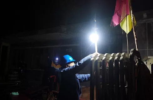 北京昌平供电公司沙河供电所员工连夜为核酸检测点提供临时应急电源