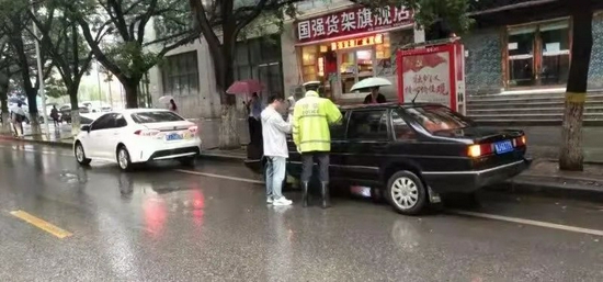 民警及時勸離違停車輛