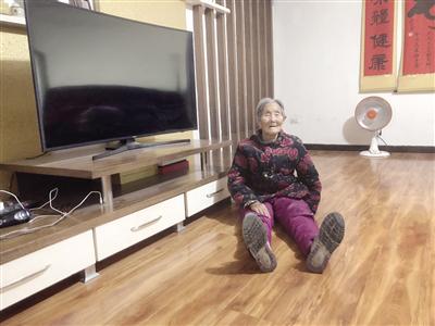 八旬老太太坐在熱乎乎的地板上