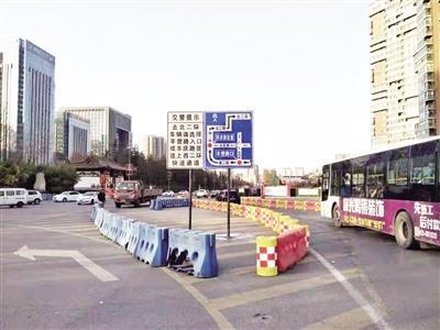 沿途設(shè)置的指示牌 交警供圖
