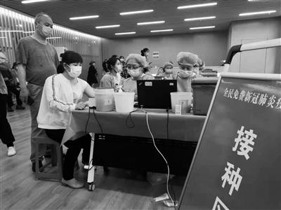 臨時接種點醫護人員為居民接種