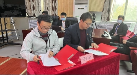 肖斌与冯超代表双方签定合作协议