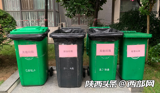 天名俊小区内分类垃圾桶配不齐，或出现缺桶、少桶等情况。