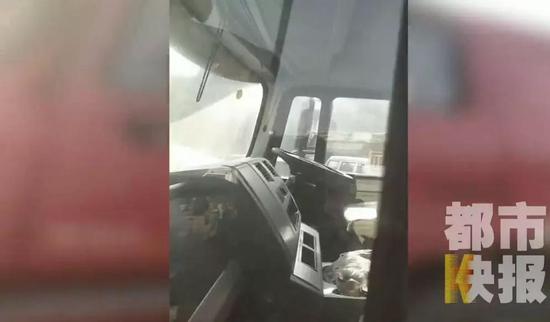 (肇事货车 方向盘右置)