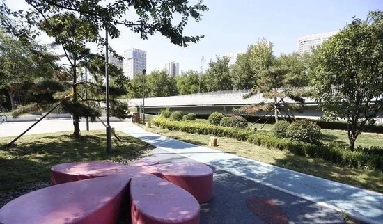 游步道上的配套城市家具