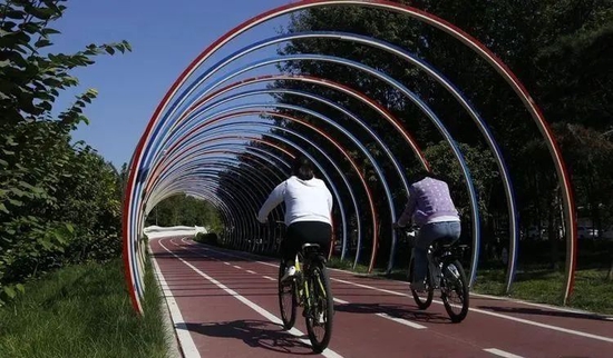 市民骑行路过南三环自行车绿色专用通行道路“彩虹圈”