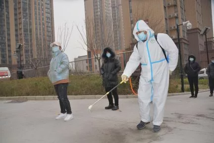 工作人员对核酸检测点位周边环境进行消杀。